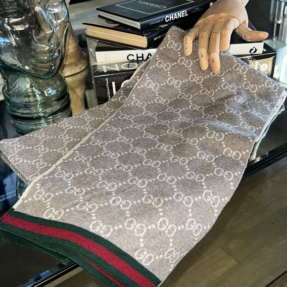 •Gucci Two -Sided Scarf - Picture 4 of 8
